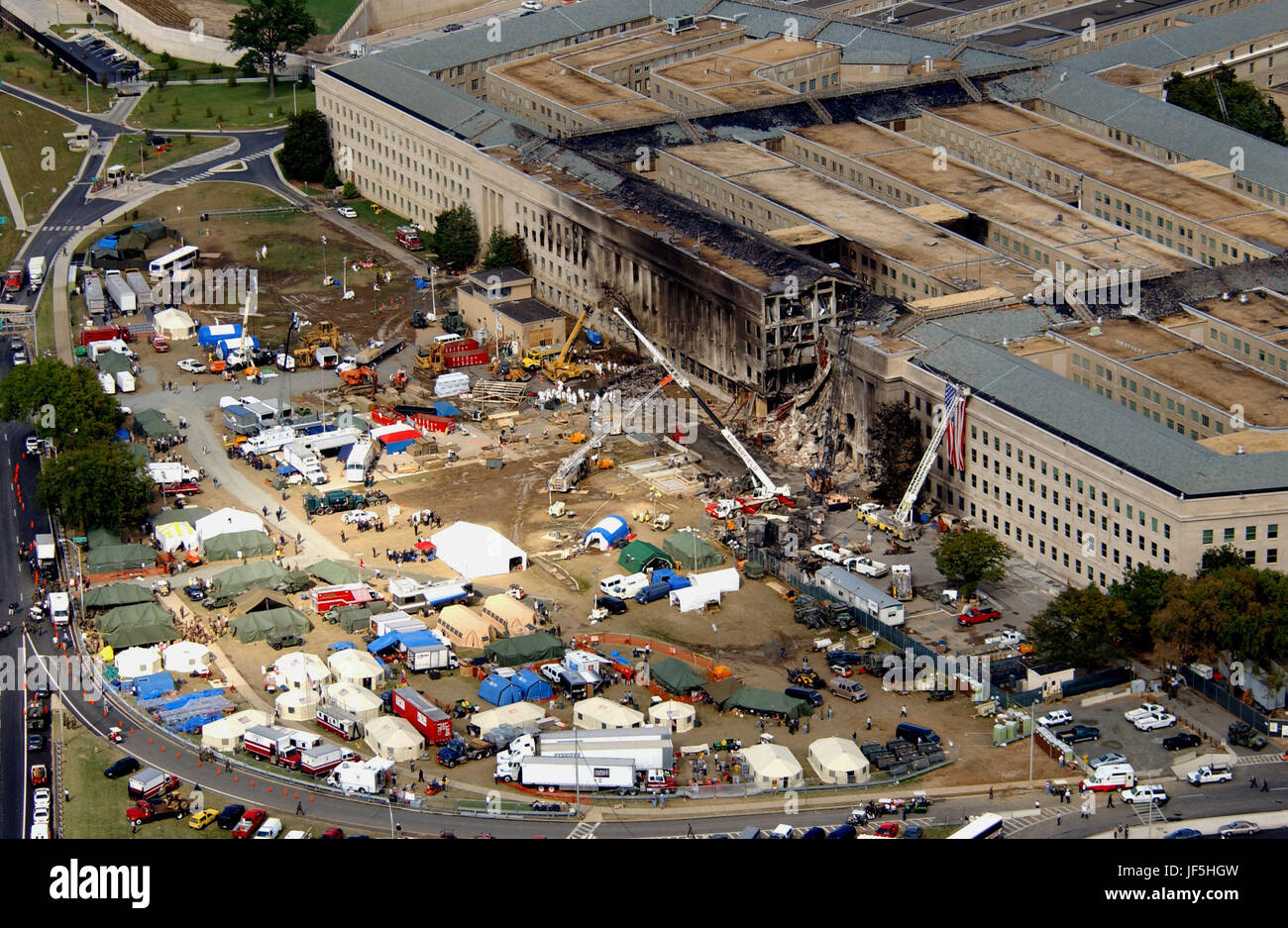 0 1 0 9 1 4 - F - 8 0 0 6 R - 0 0 5    FBI agents, fire fighters, rescue workers and engineers work at the Pentagon crash site on Sept. 14, 2001, where a high-jacked American Airlines flight slammed into the building on Sept. 11.  The terrorist attack caused extensive damage to the west face of the building and followed similar attacks on the twin towers of the World Trade Center in New York City.   DoD photo by Tech. Sgt. Cedric H. Rudisill. Stock Photo