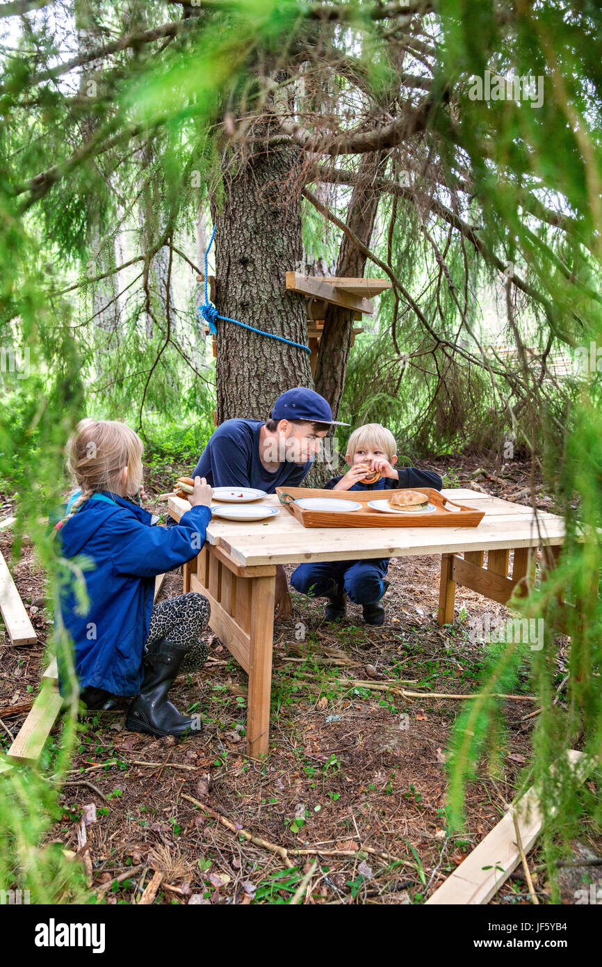 Children eating picnic table hi-res stock photography and images - Alamy