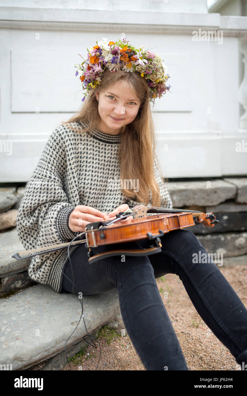 Teenage girl with violin Stock Photo - Alamy
