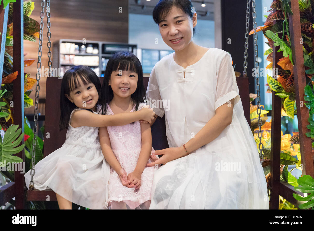 Мамы и дочери азиатка. Азиатские дочка. Китайская мама с дочкой. Мама азиатка и дочь европейка. Мать и дочь Азия фото.