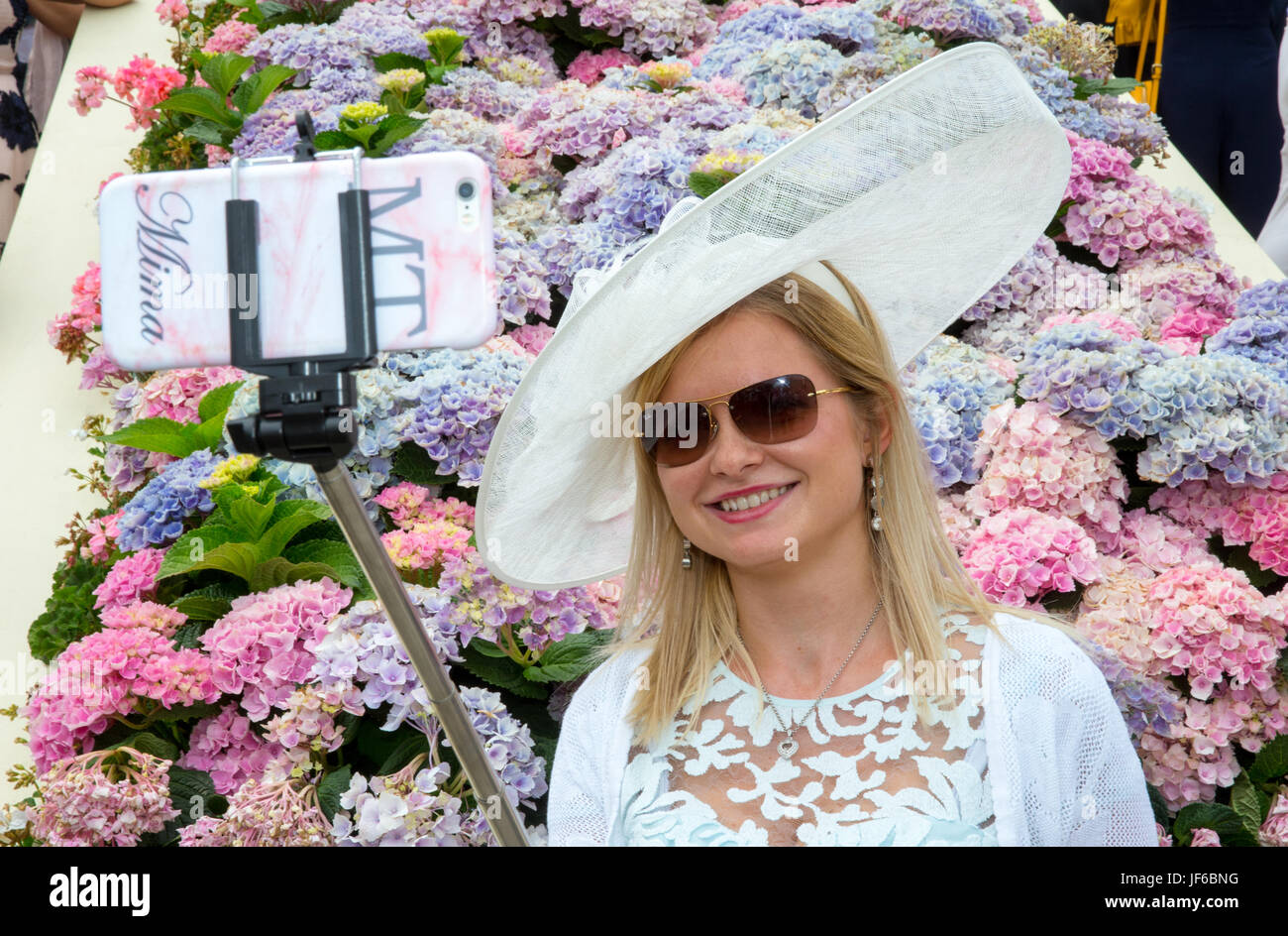 Ladies day ascot hi-res stock photography and images - Alamy