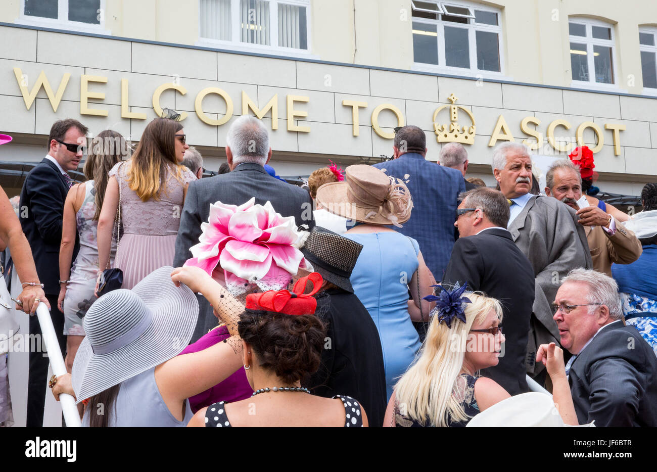 Ladies day ascot hi-res stock photography and images - Alamy