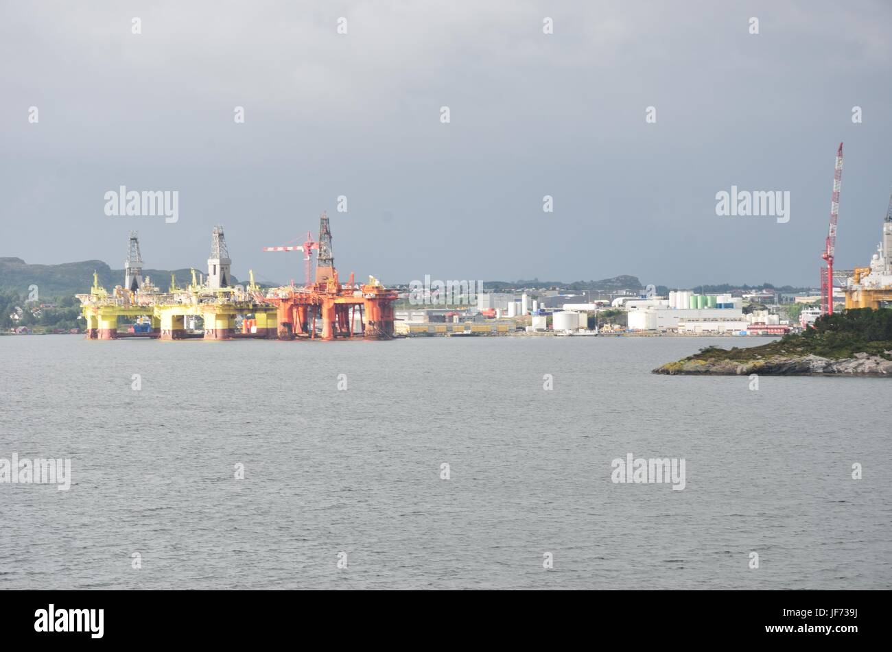 Oil rigs in ocean hi-res stock photography and images - Alamy