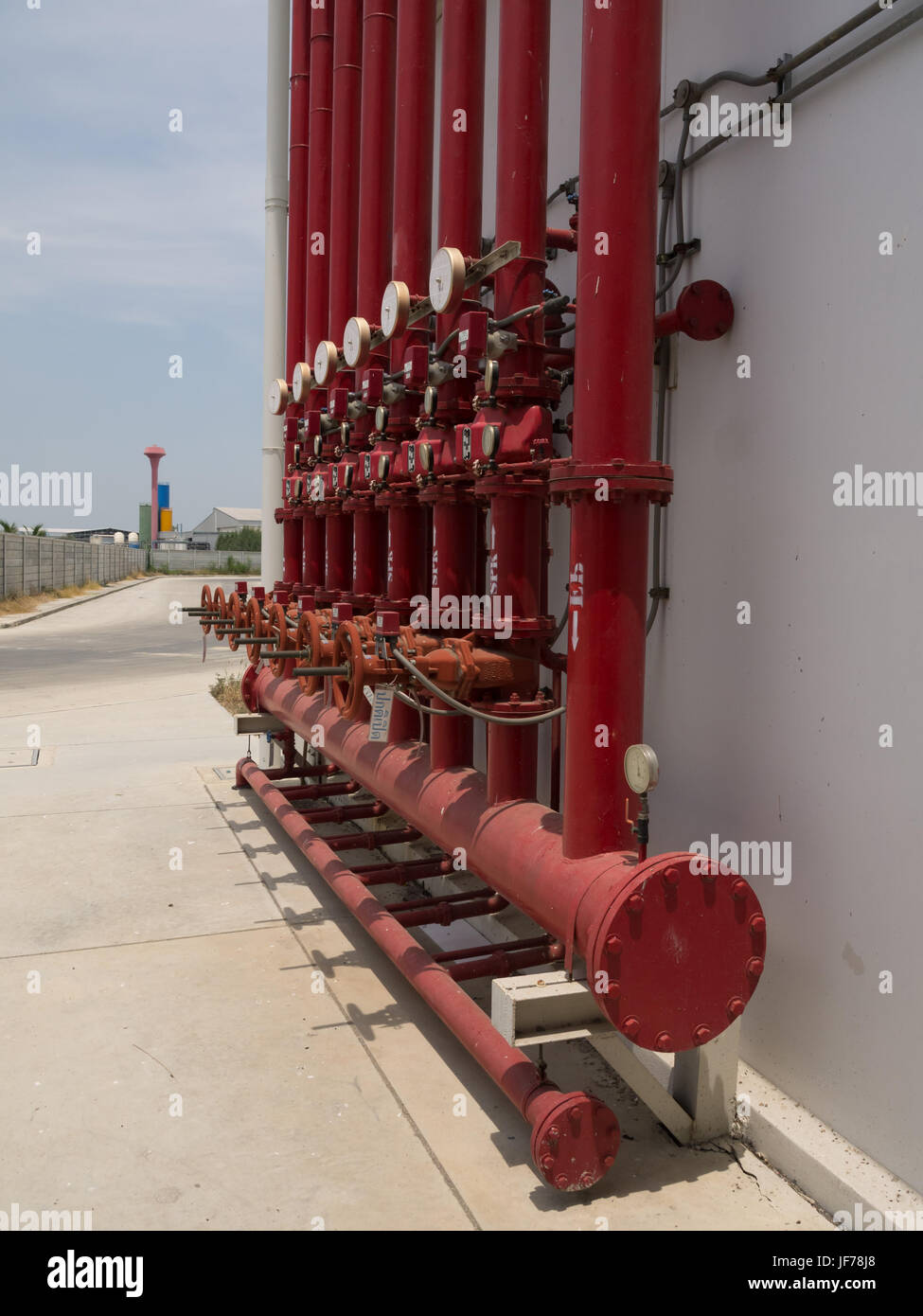 https://c8.alamy.com/comp/JF78J8/a-row-of-red-color-fire-fighting-water-supply-pipeline-system-JF78J8.jpg
