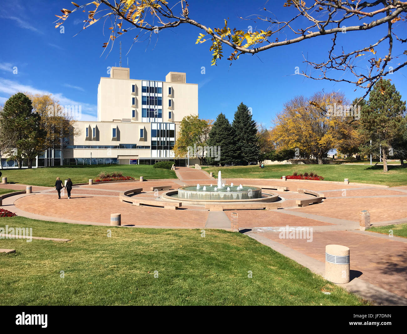 Library building and campus with students at Colorado State University, Pueblo Stock Photo