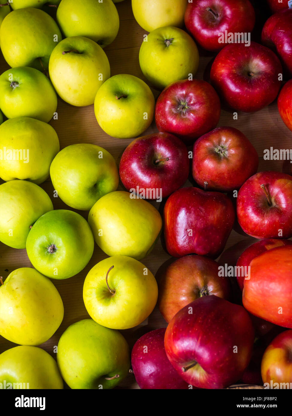 pix Mixed Red And Green Apples https www alamy com stock photo a box of mixed red and green eating apples displayed in a north yorkshire 147087642 html