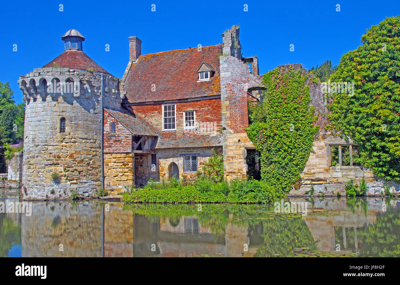 Old Scotney Medieval Castle, Lake , Lamberhurst, Kent Stock Photo