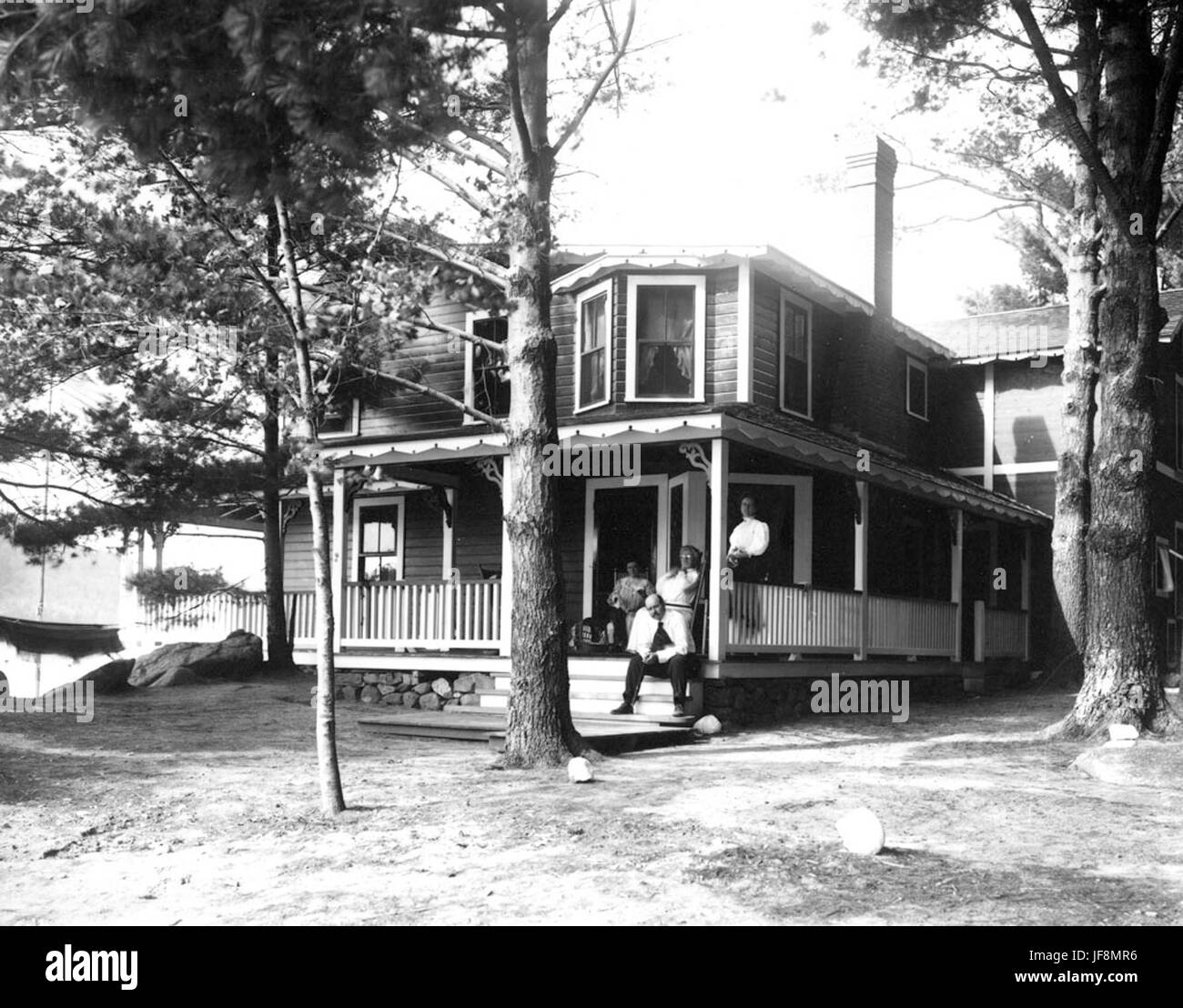 Cottage with white porch hi-res stock photography and images - Alamy