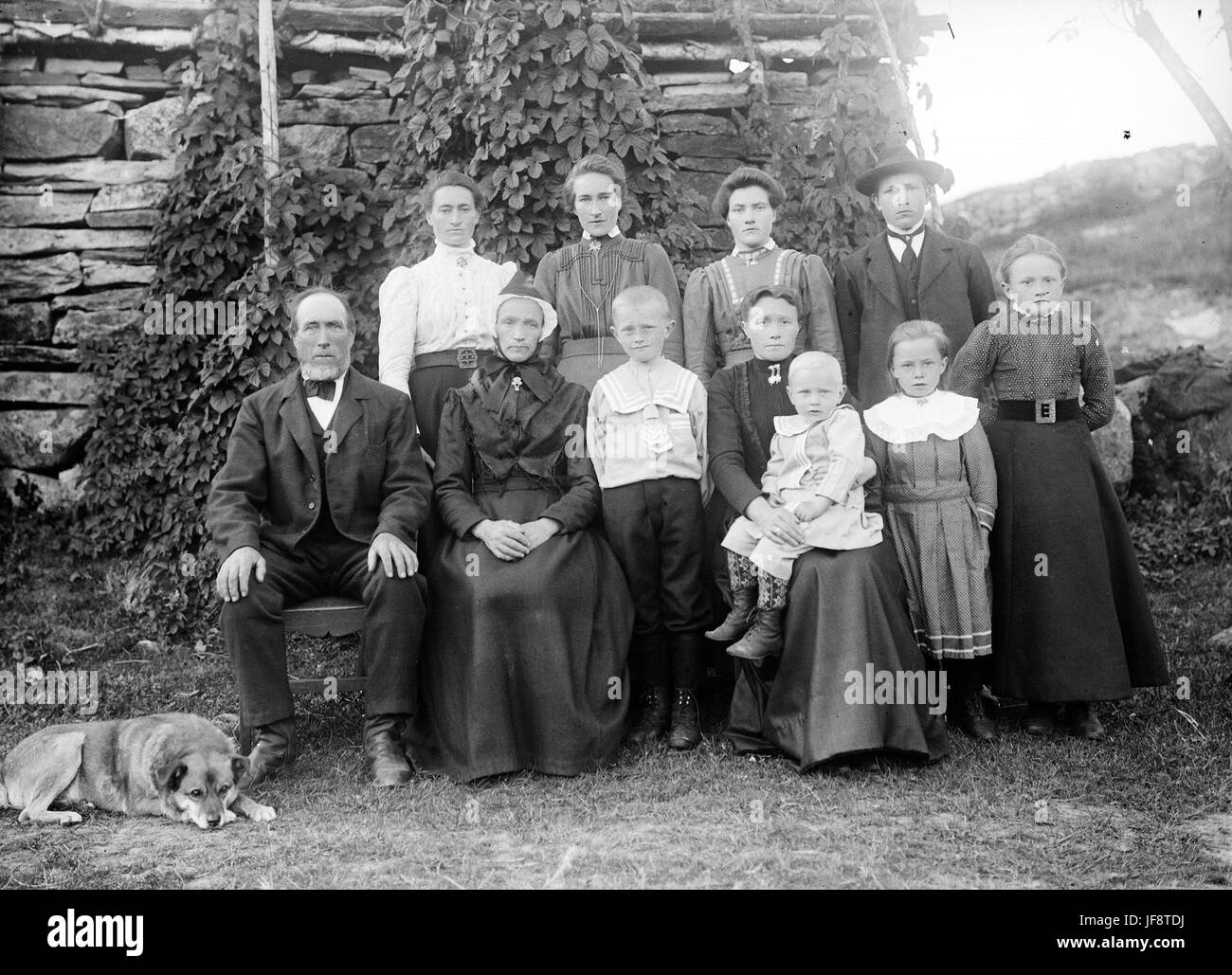 Семья рабочих. Семейный портрет начало 20 века. Норвегия 1905. Норвегия 1930 год. Люди 1930.