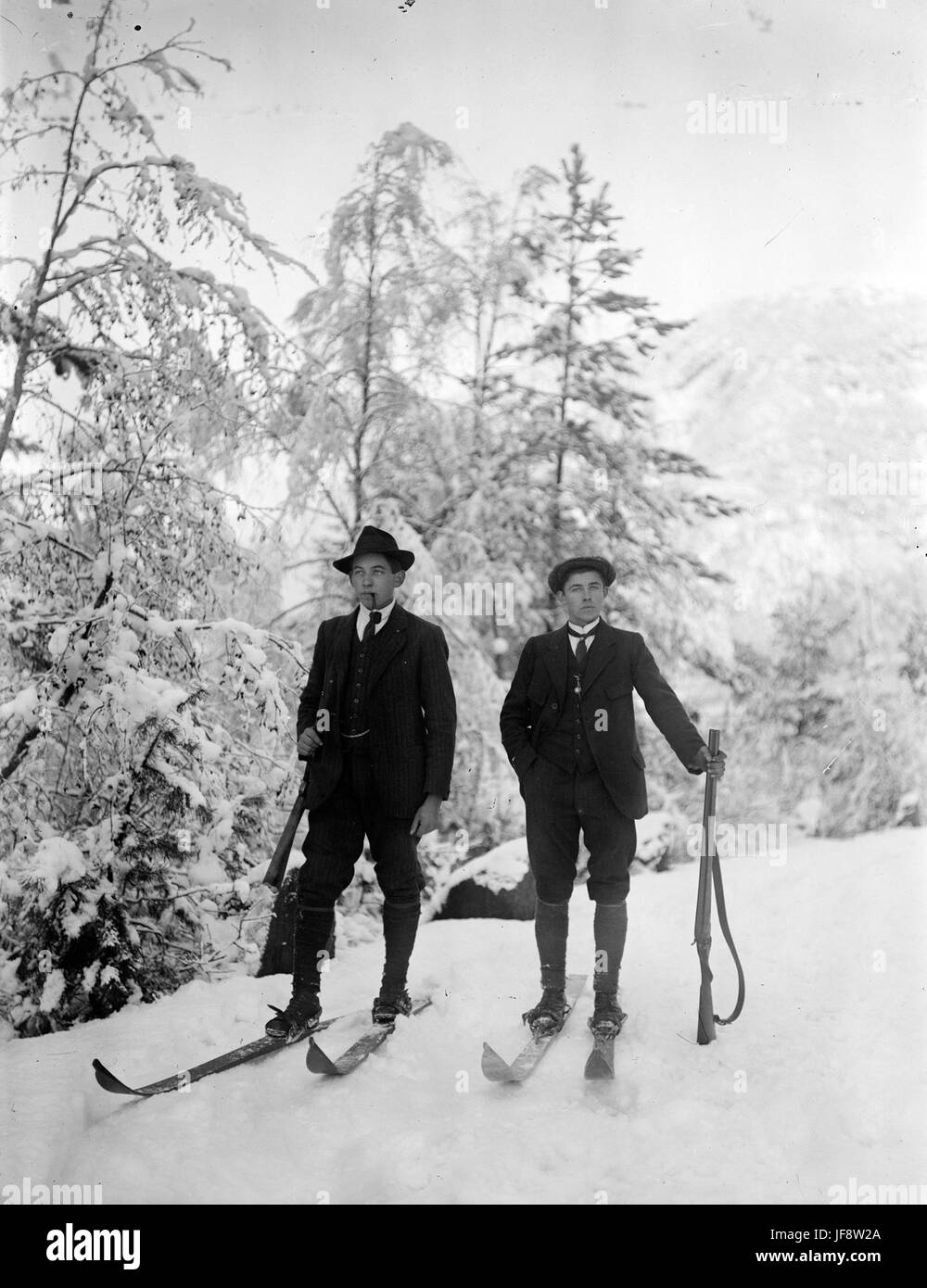 Ragnvald Halbrend and Hermann Grimeland skiing, ca 1915-1922 32755261933 o Stock Photo