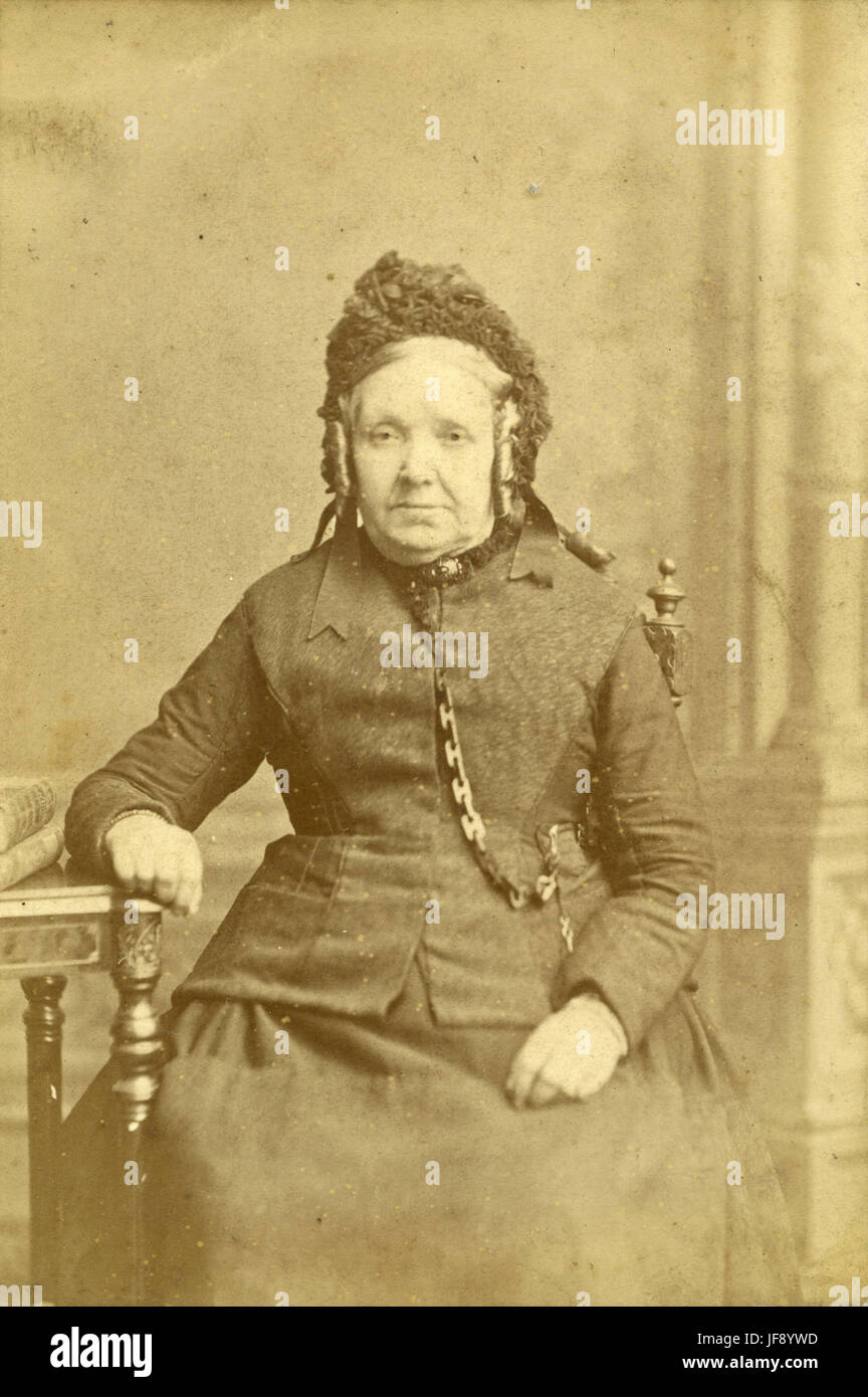 Victorian portraiture, woman wearing a bonnet. Late 19th century Stock  Photo - Alamy