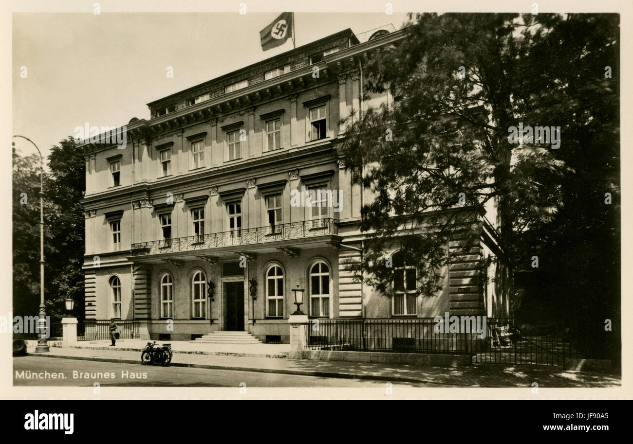 Brown House, Munich, national headquarters of the National Socialist German Worker's Party (Nationalsozialistische Deutsche Arbeiterpartei, NSDAP), named after the colour of the party uniforms. Swastika flag flying from the roof. Stock Photo