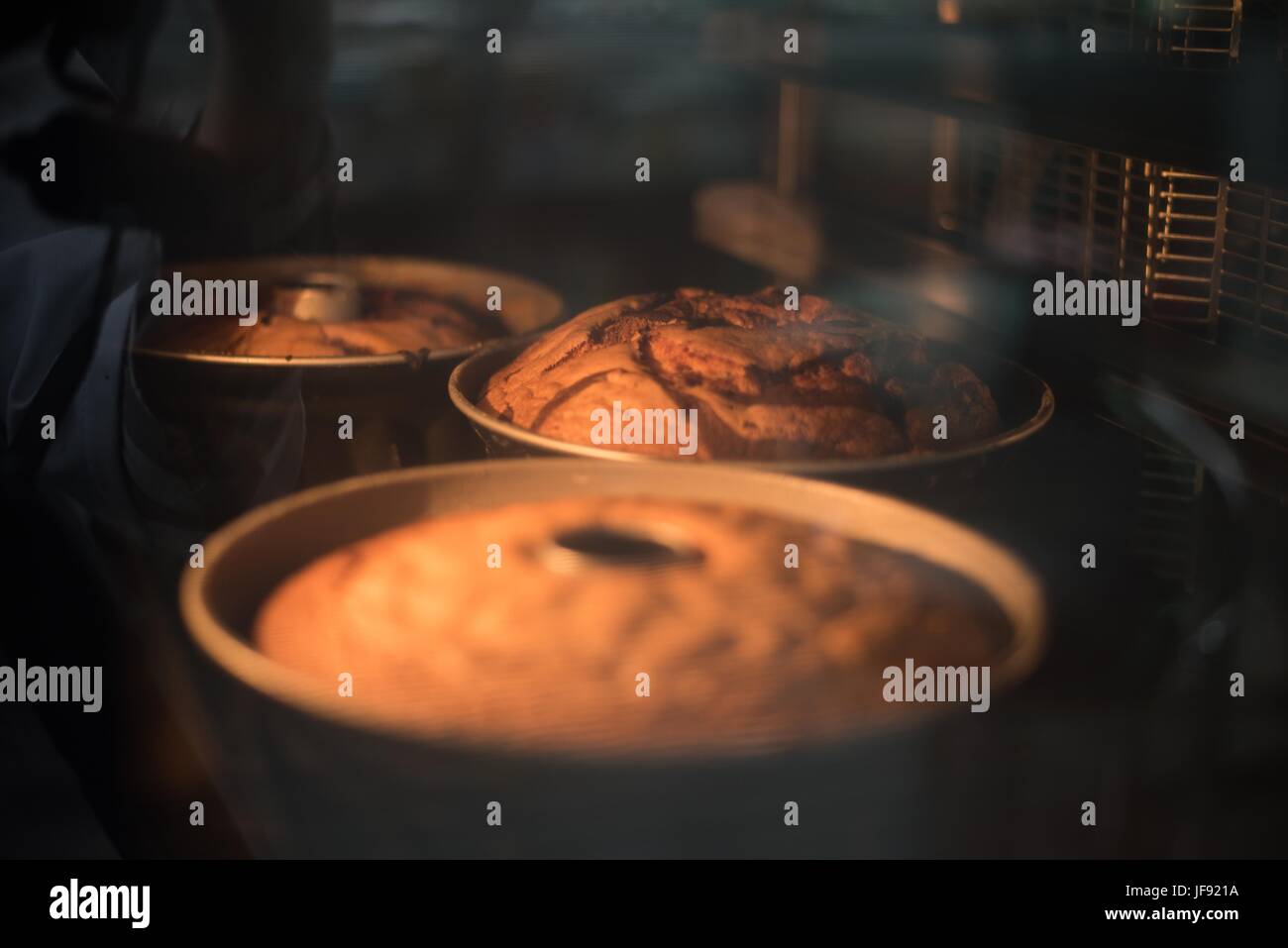 Baking cake oven Stock Photo Alamy