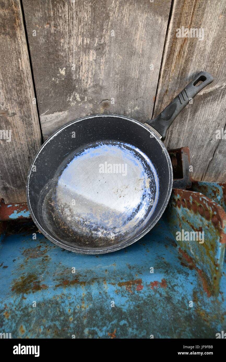 Alte Pfanne an einer Holzwand, old pan on a wooden wall Stock Photo