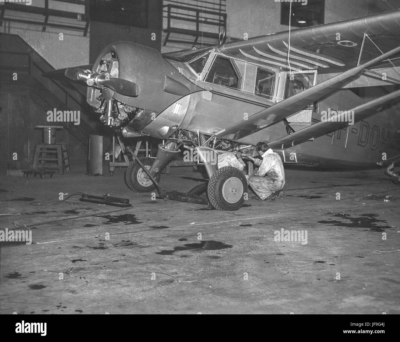 Aircraft manufacturing canada hires stock photography and images Alamy