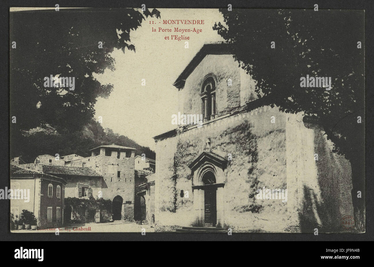 Montvendre - La porte moyen age et l'Eglise 34184151950 o Stock Photo