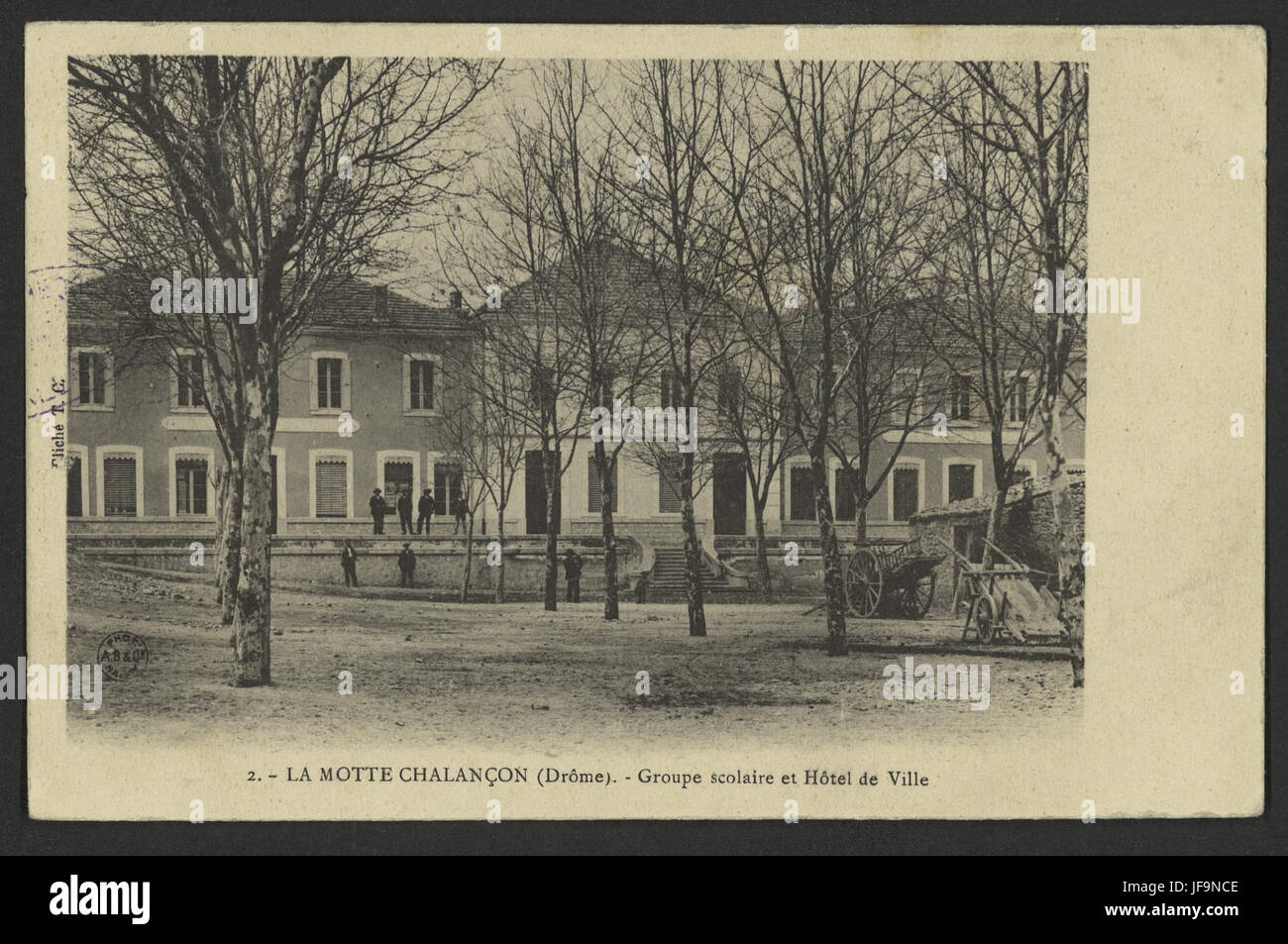 La Motte-Chalançon (Drôme) - Groupe scolaire et Hôtel de Ville 34439440061 o Stock Photo