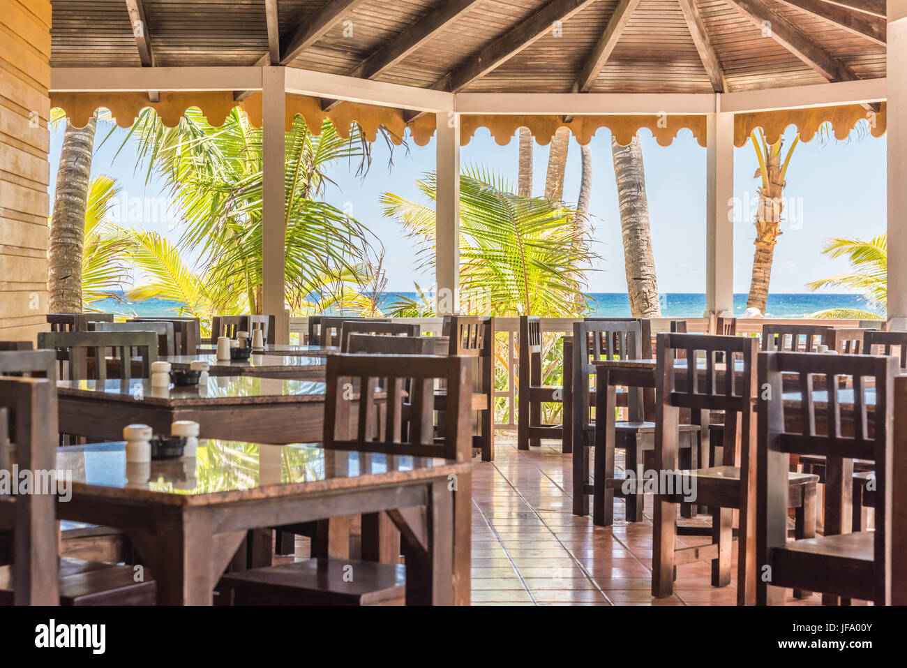 cafe table outside Stock Photo - Alamy