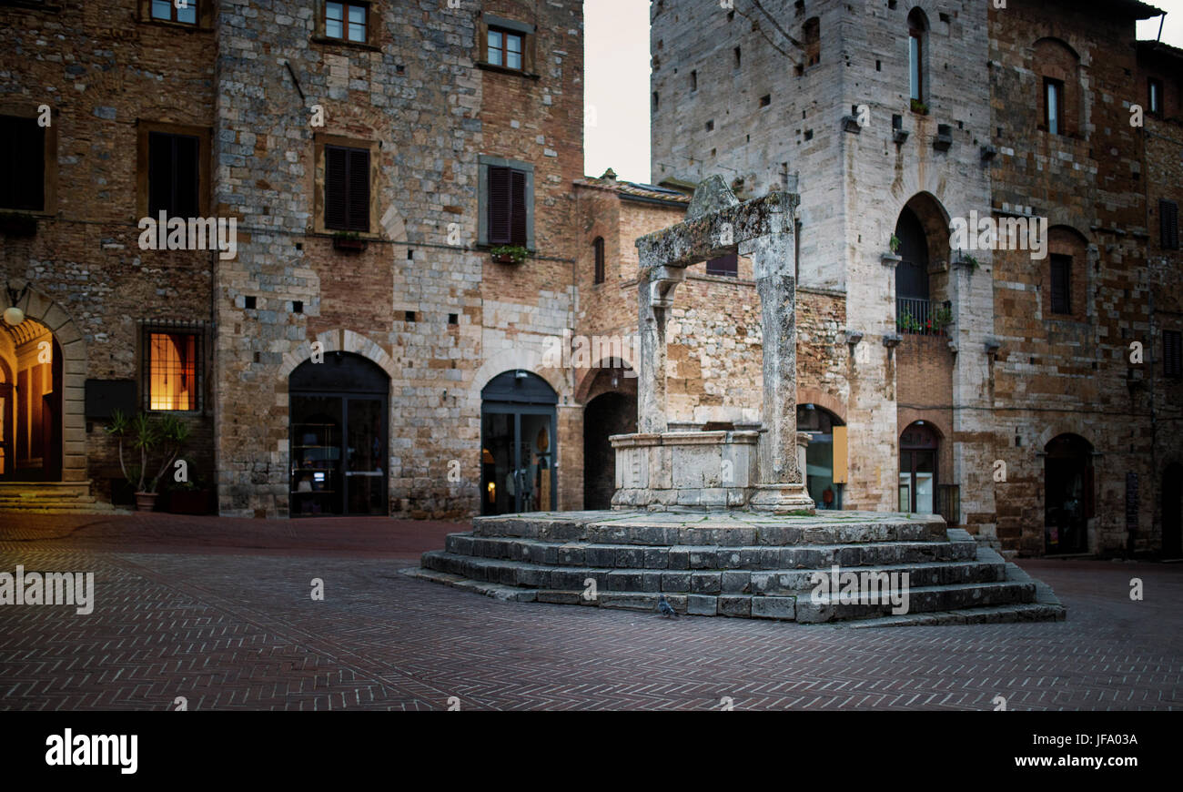 Piazza della Cisterna, San Gimignano Stock Photo - Alamy