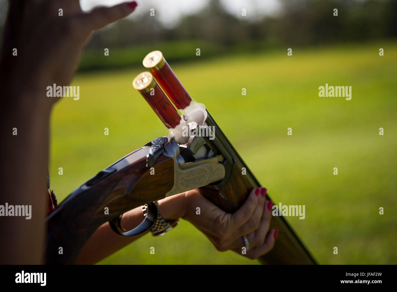 выстрел из двух стволов. двухствольный дробовик shotgun s686. пистолет стреляет. выстрел из двух стволов. револьвер обрез.