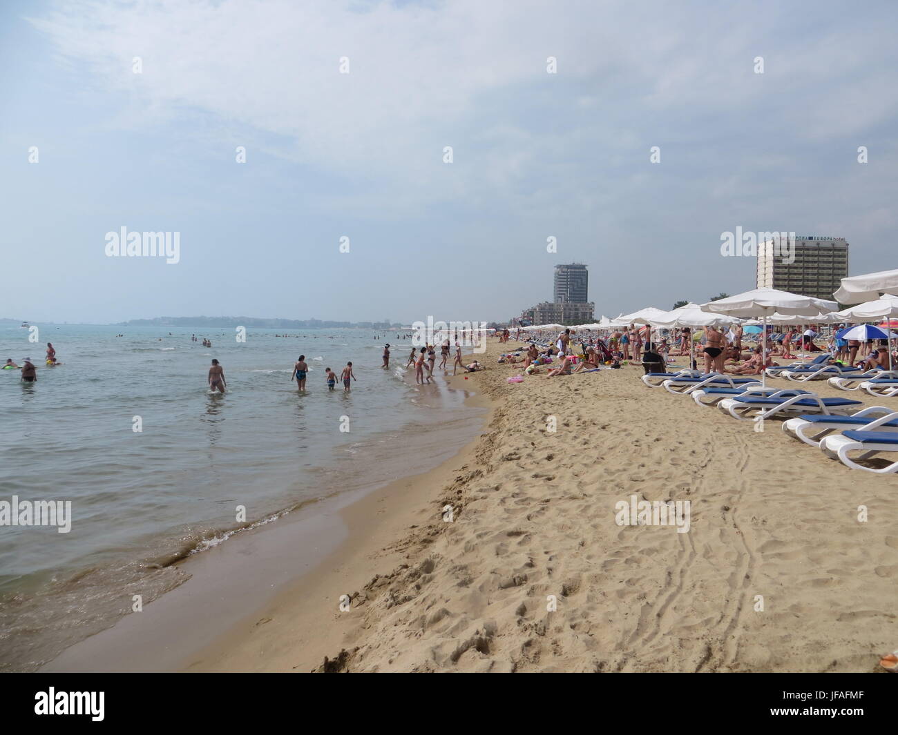 Sunny Beach, Bulgaria. 22nd June, 2017. View of the beach in Sunny Beach,  Bulgaria, 22 June 2017. Great beeches, fully booked hotels, long parties:  Bulgaria's party tourism is booming. Tourists feel safe,