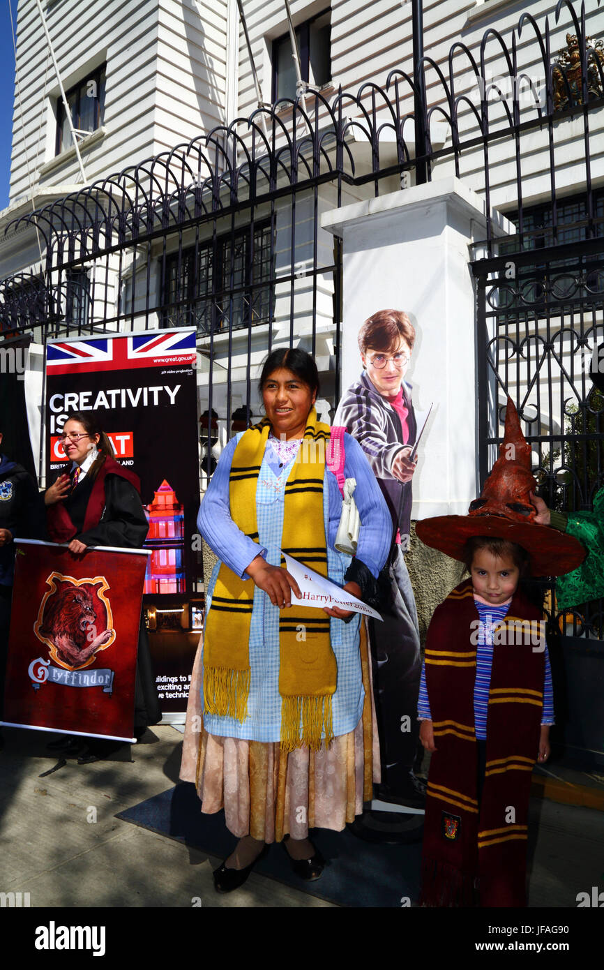 La Paz, Bolivia, 30th June 2017. An Aymara lady and her daughter pose
