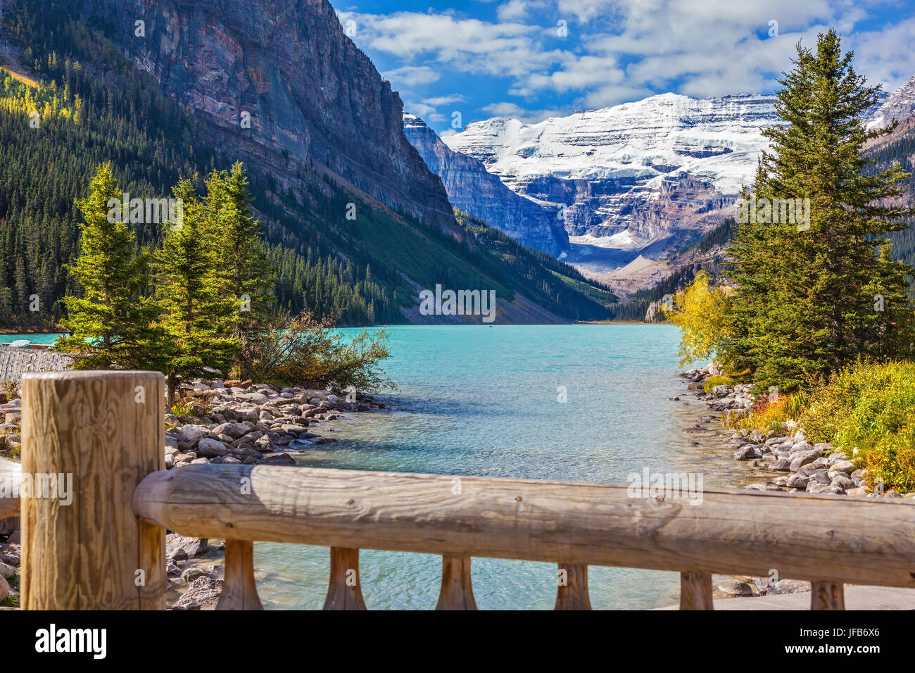 The picturesque promenade at Lake Louise Stock Photo