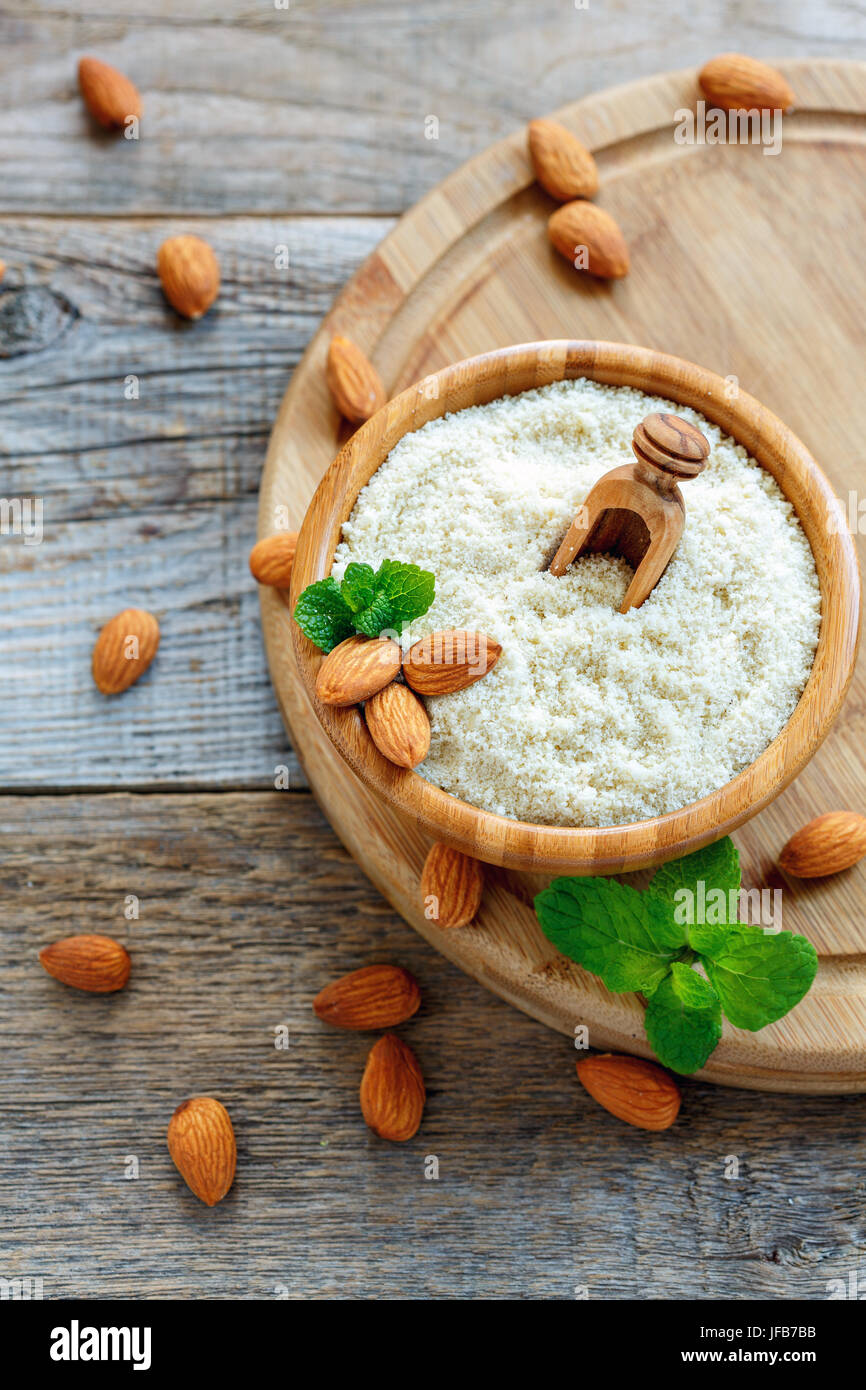 Freshly ground almond flour and raw almonds Stock Photo Alamy