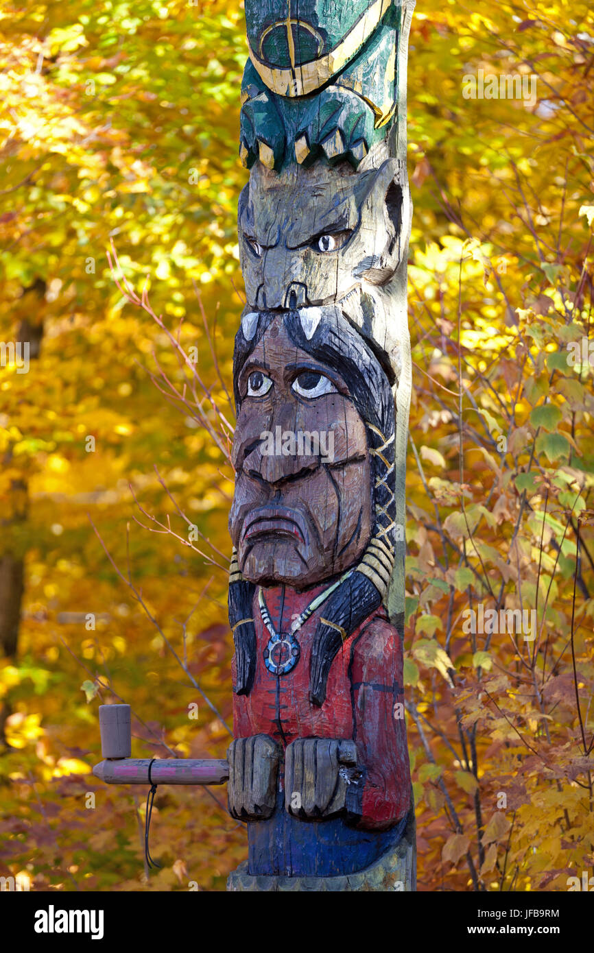 Wolf totem pole hi-res stock photography and images - Alamy