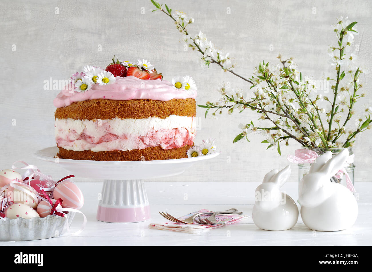 Erdbeersahnekuchen Hi res Stock Photography And Images Alamy