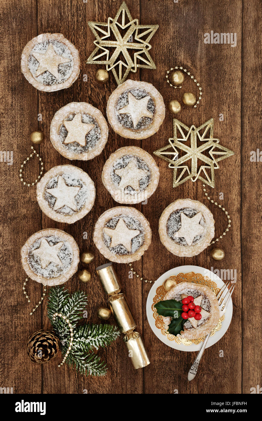 Mince pies with icing sugar hi-res stock photography and images - Alamy