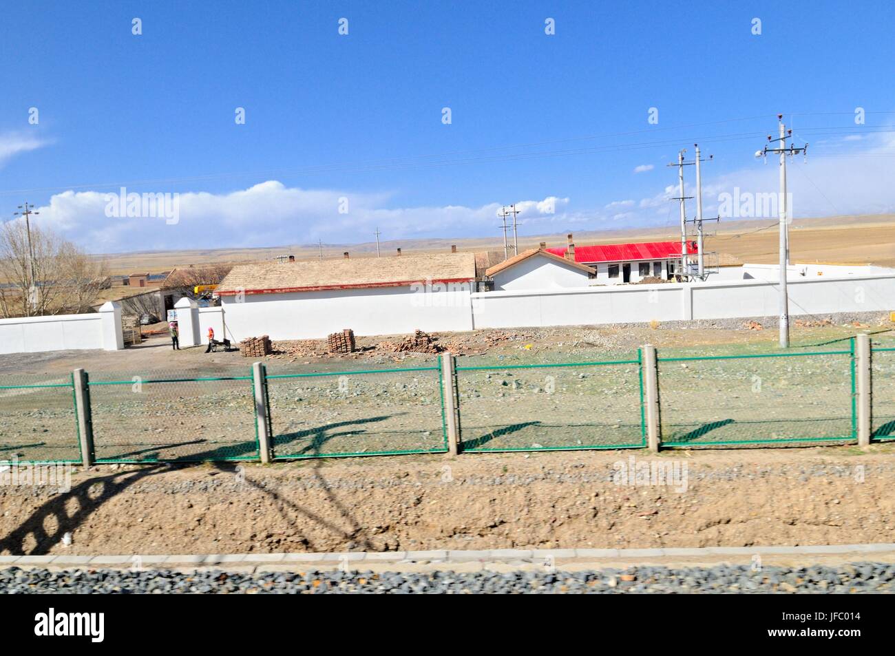 Homestead on the route of the Tibet Railway Stock Photo