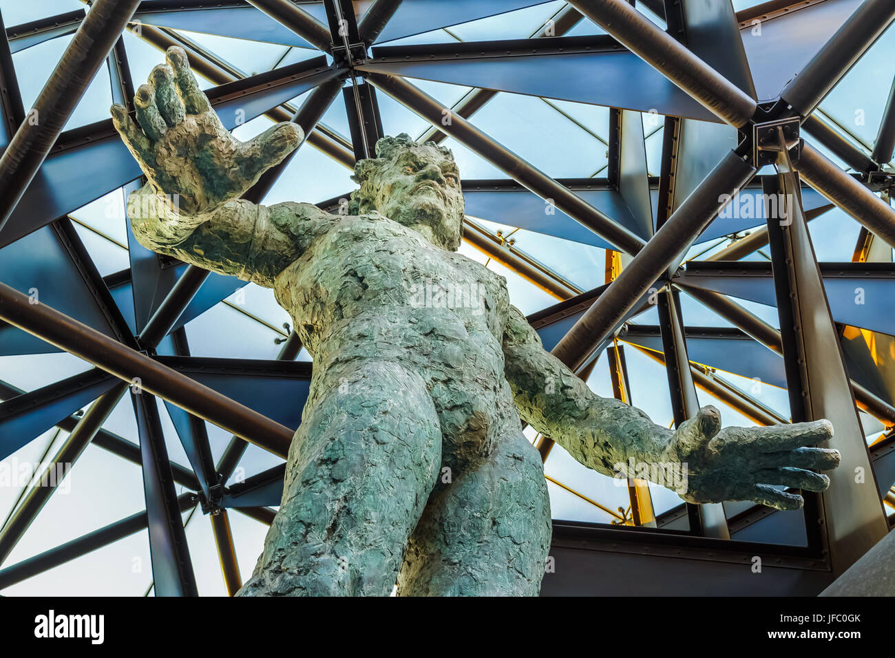 Modern bronze statues of Nio "Benevolent Kings" stand guard at the gate