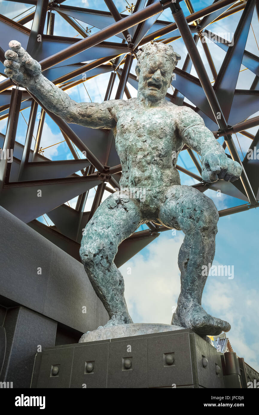 Modern bronze statues of Nio "Benevolent Kings" stand guard at the gate