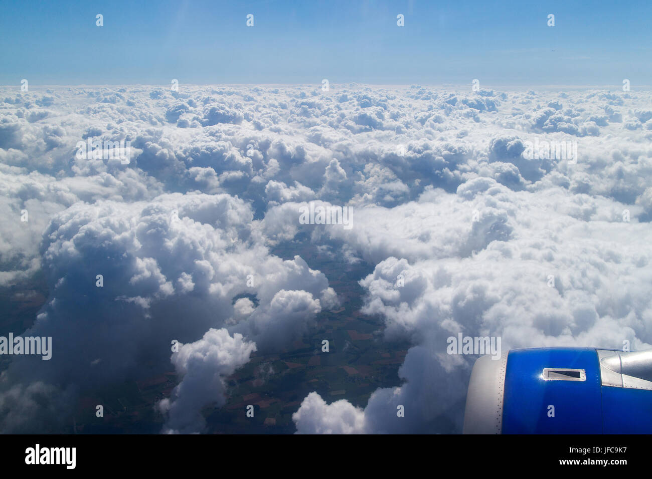 Light aircraft in flight hi-res stock photography and images - Alamy