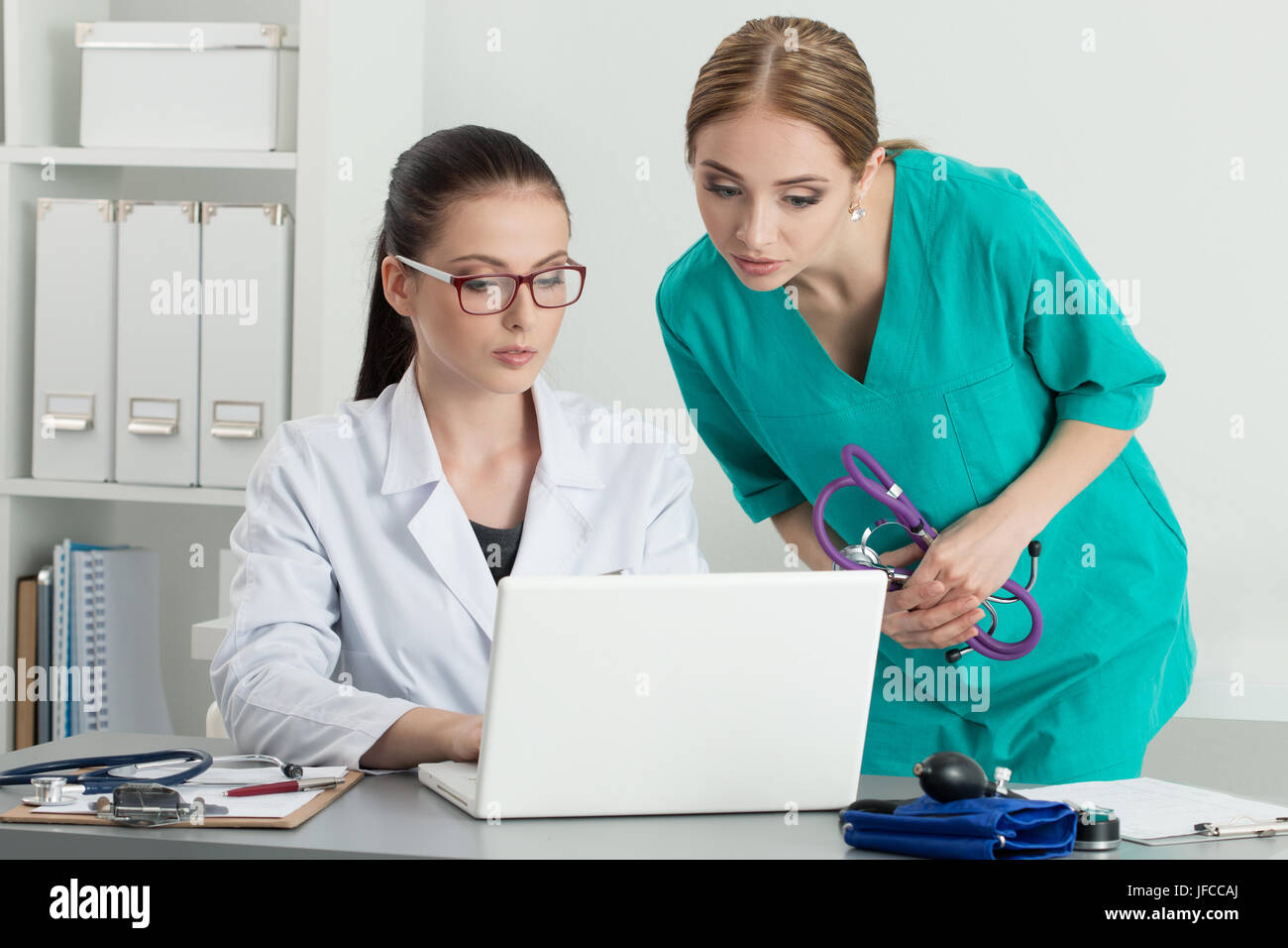 Два врача. Красивые девушки врачи. Два врача и девушка. Два врача и девушка. Два врача и девушка.