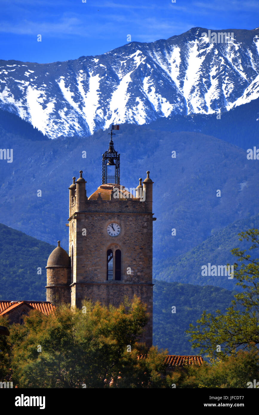 The church of Vinca with a backdrop of Mt Canigou, in the Pyrenees Orientales. Stock Photo