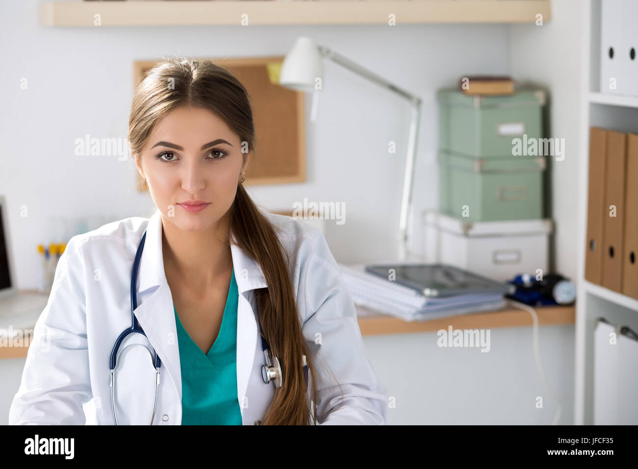 Женщина врач. Женщина врач кто она. Женщина врач кто она. Женщина врач кто она. Врач в белом халате.