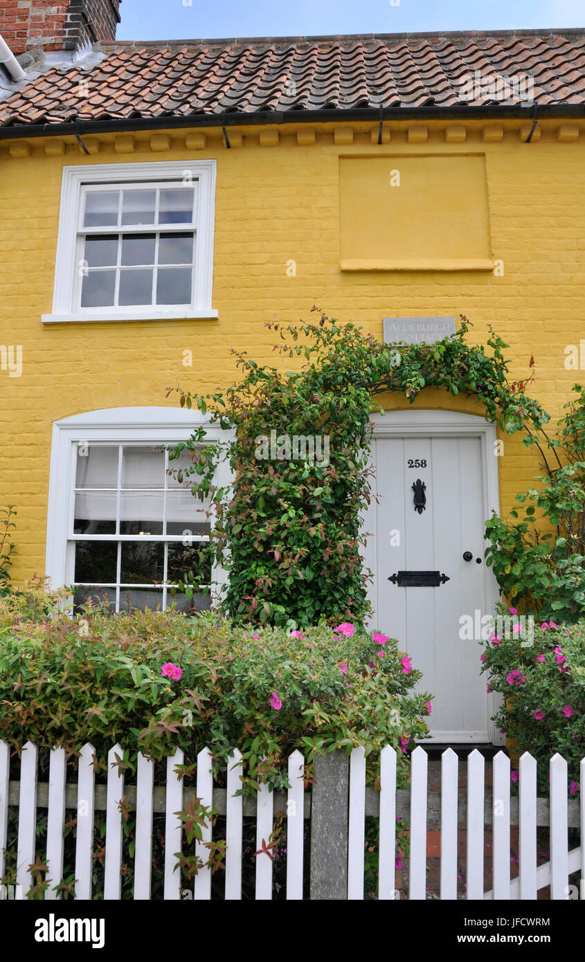 yellow cottage aldeburgh Stock Photo Alamy