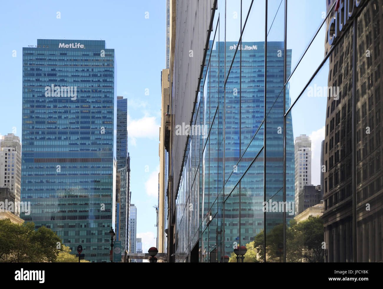 Metlife facade hi-res stock photography and images - Alamy