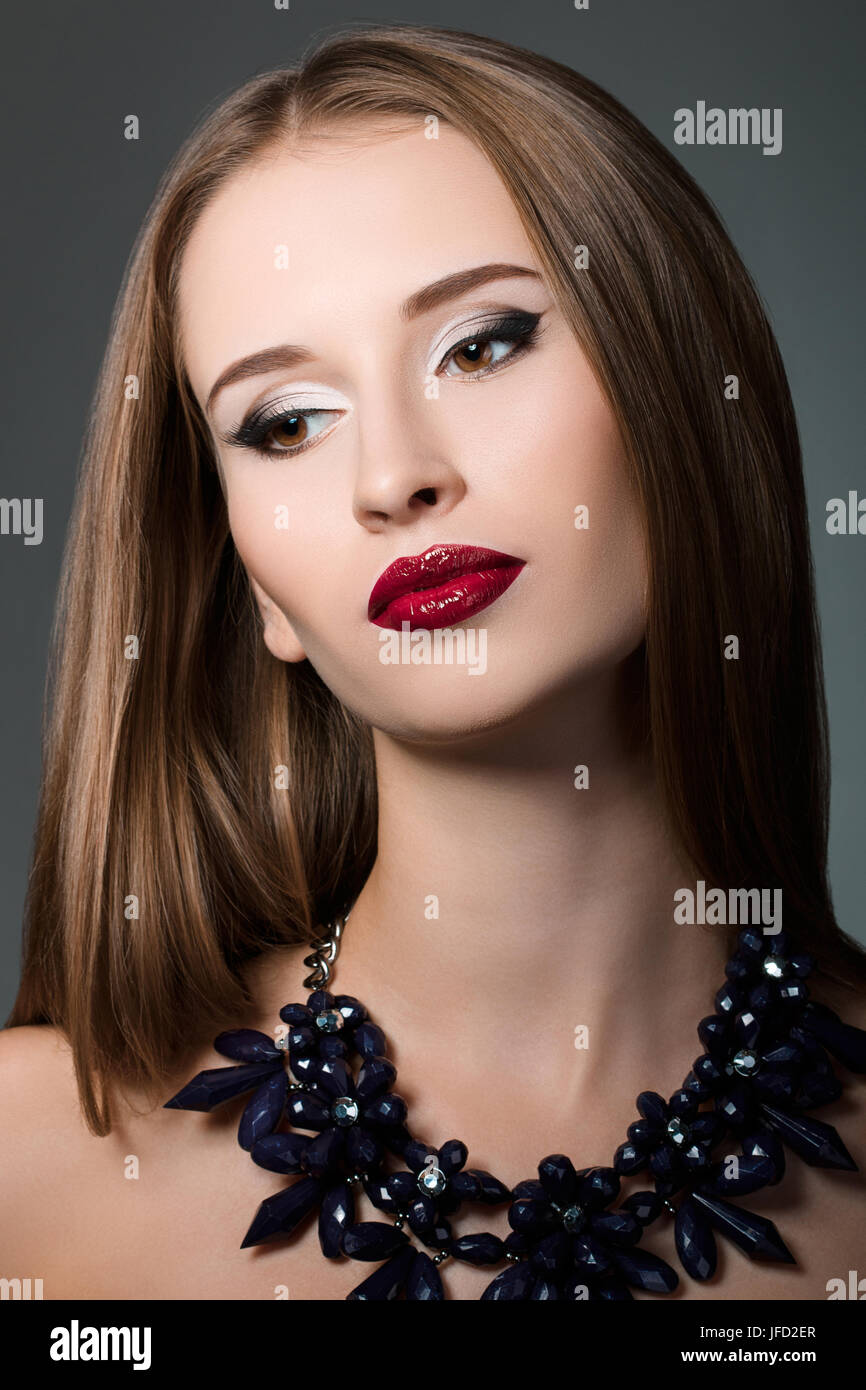 Woman wearing necklace chain hi-res stock photography and images - Alamy