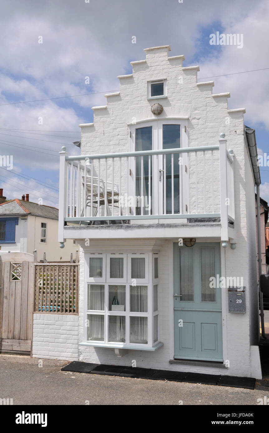 small house in car park aldeburgh Stock Photo Alamy