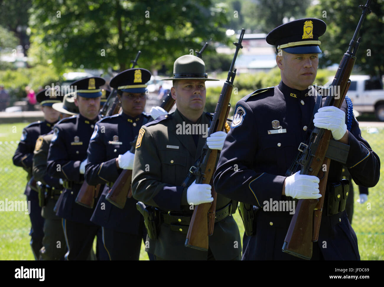 Rifle salute hi-res stock photography and images - Alamy