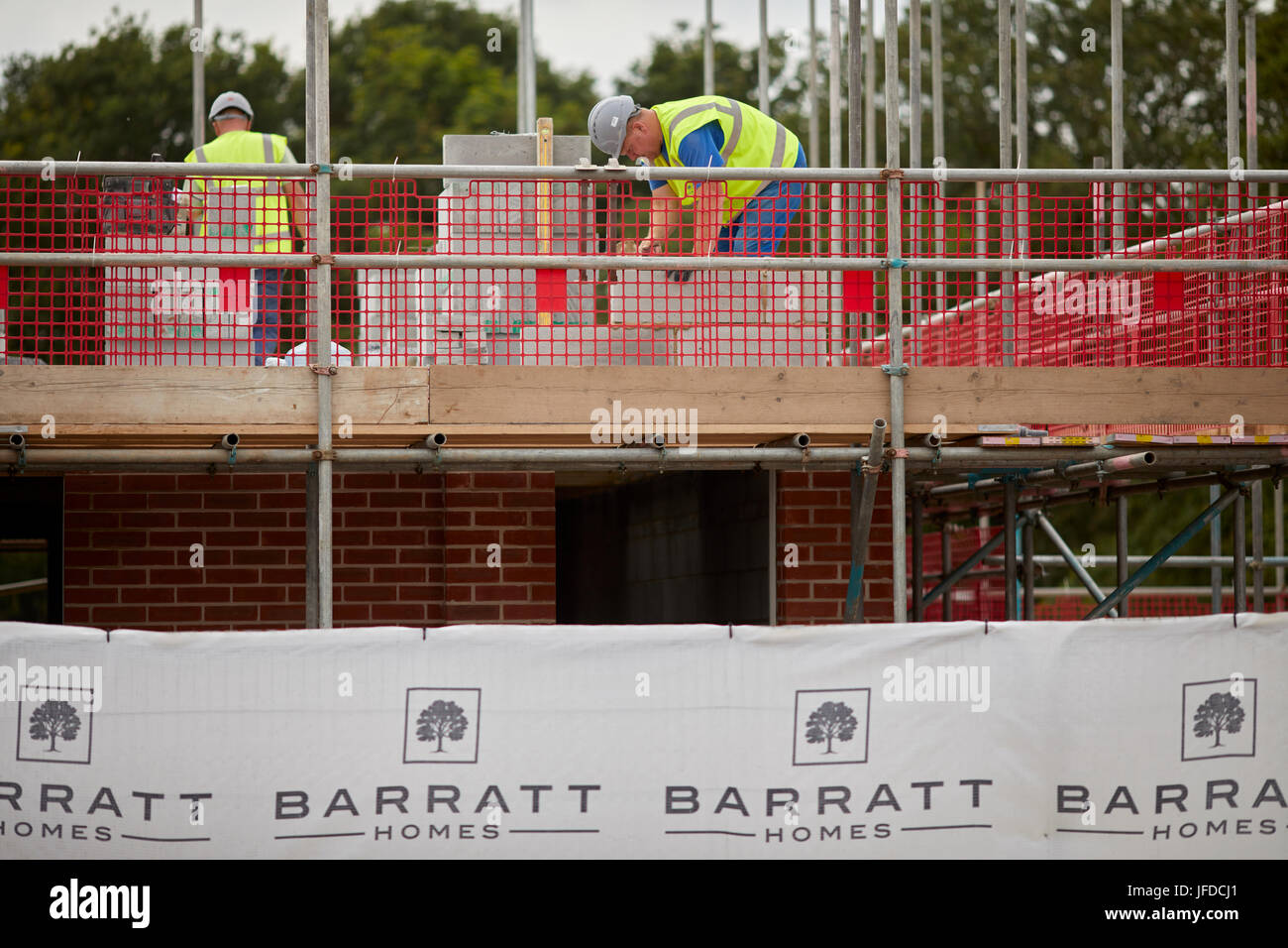 Barratt Homes development construction site labourers lay bricks at Sandbatch, Cheshire Stock