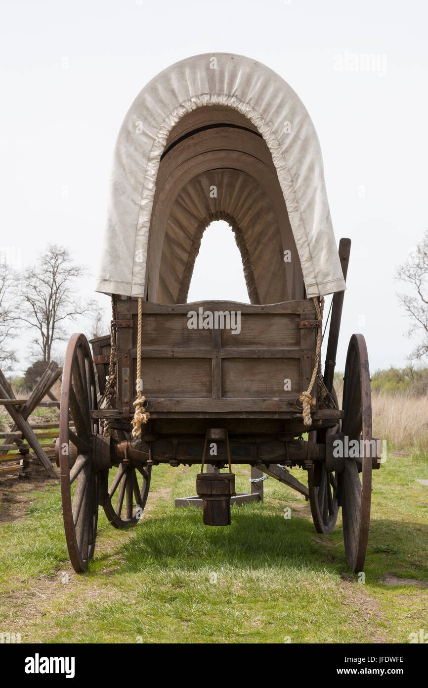 Walla Walla County, Washington: Replica Oregon Trail wagon at Whitman Mission National Historic Site. Initially founded as a monument by the National  Stock Photo