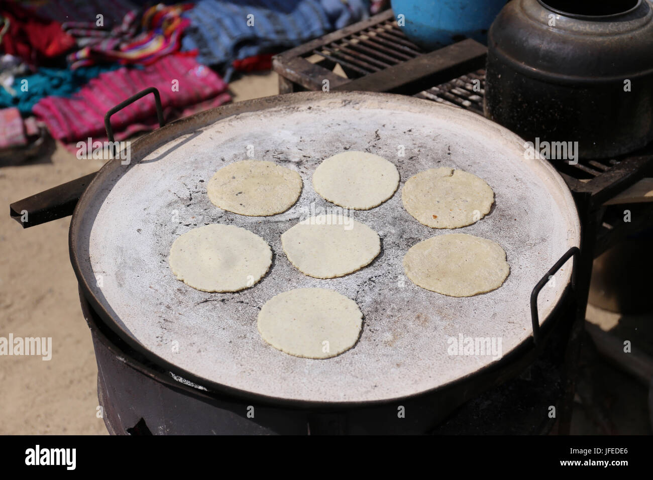 https://c8.alamy.com/comp/JFEDE6/baking-tortillas-on-the-fire-guatemalan-pupusas-JFEDE6.jpg