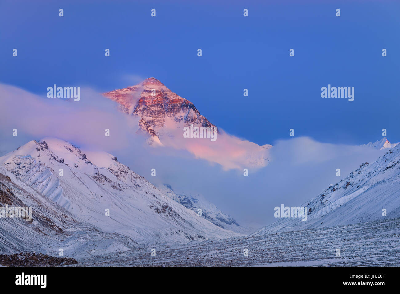 Top of mount everest hi-res stock photography and images - Alamy