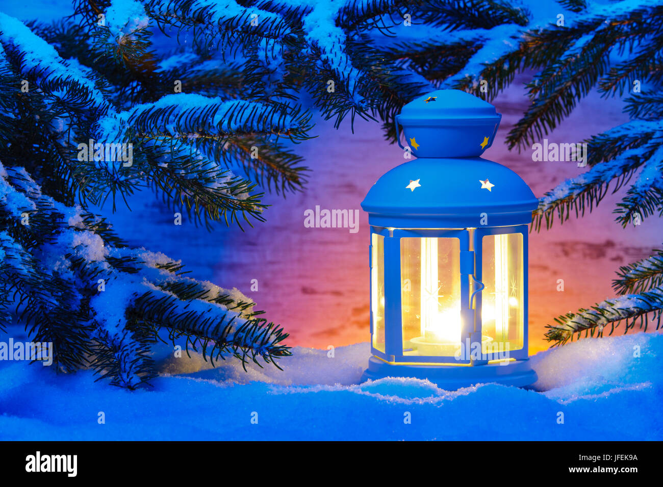 https://c8.alamy.com/comp/JFEK9A/stilllife-christmas-winter-lantern-in-the-snow-JFEK9A.jpg