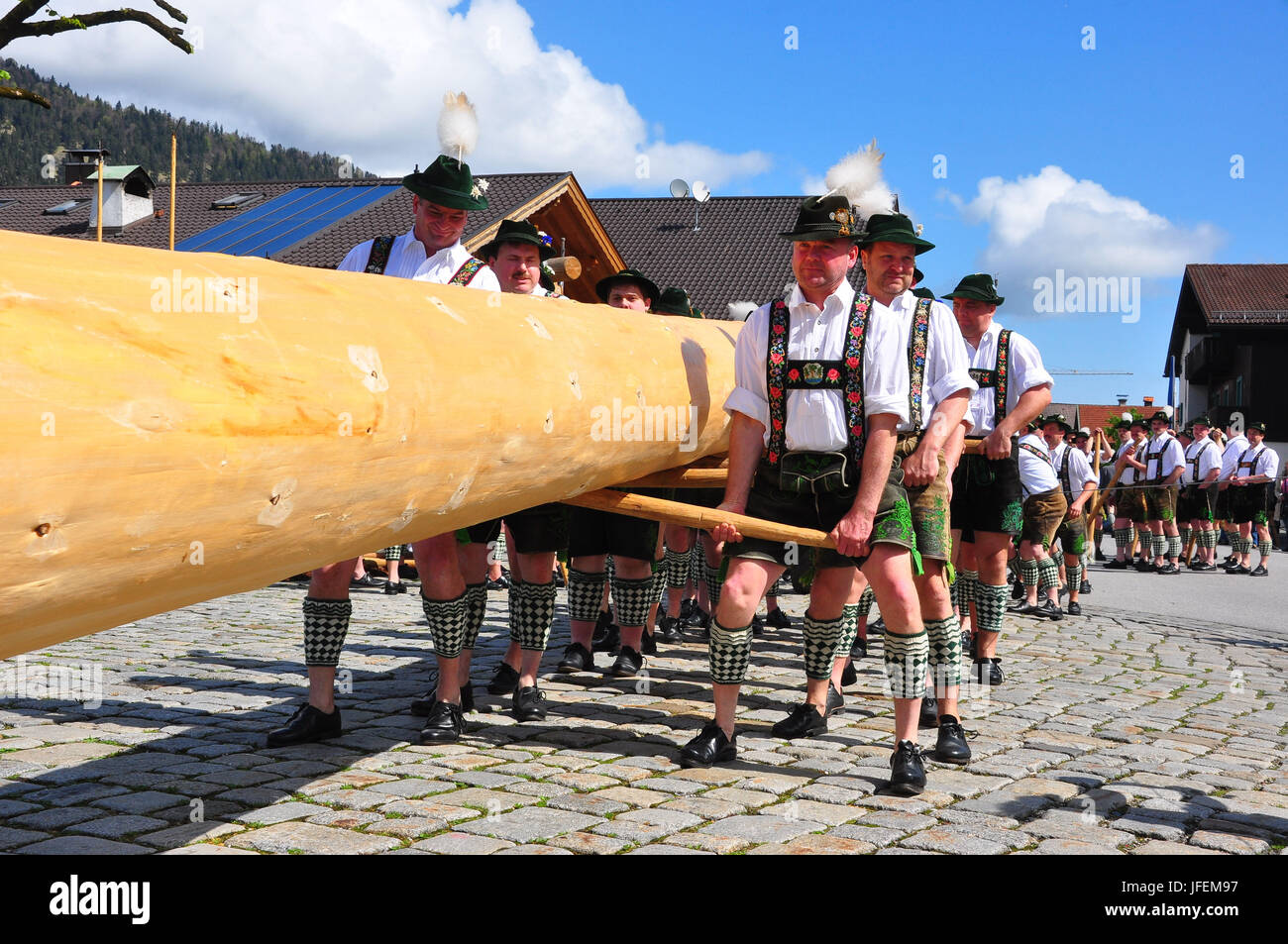 Germany, Bavaria, traditions, Trachtler, to erect a maypole Stock Photo ...