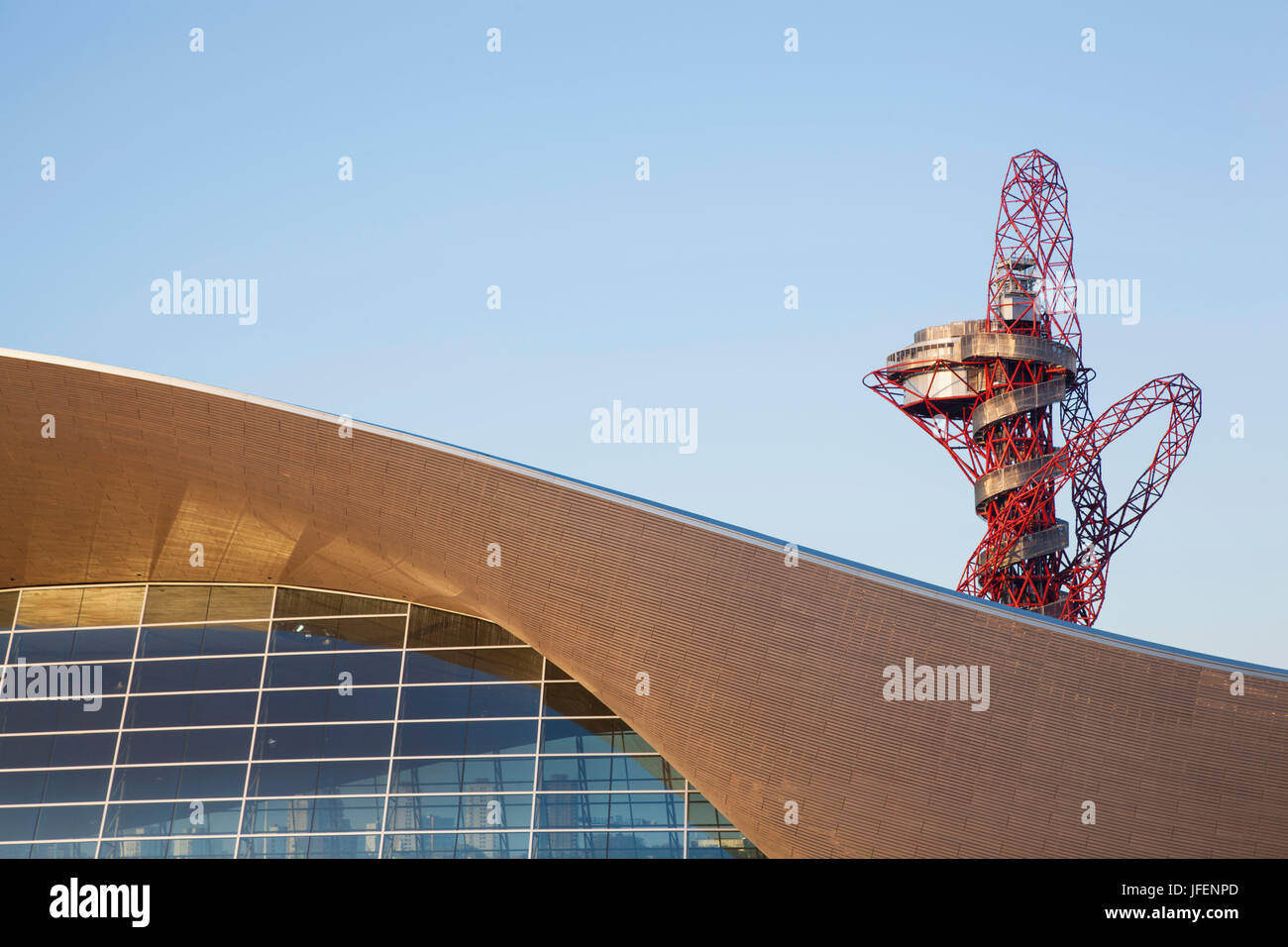 England, London, Stratford, Queen Elizabeth Olympic Park, ArcelorMittal Orbit Sculpture and Aquatics Centre Stock Photo